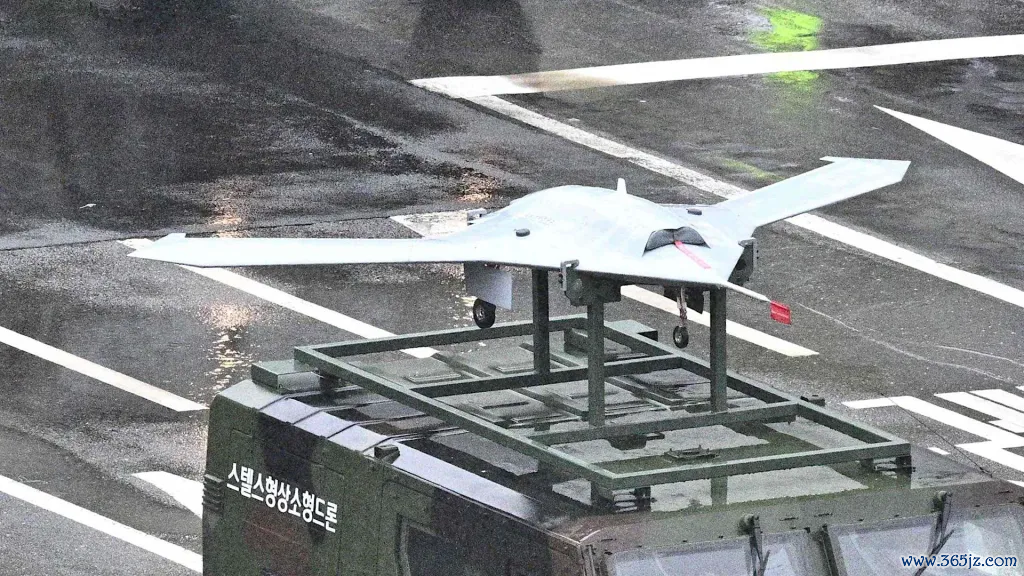 图：2023年9月，韩国飞翼无东说念主机装置在起亚轻型战术车辆（KLTV）上参加首尔雠校。
